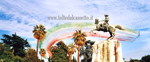 LA SPEZIA - La figura della bandiera italiana originata dalle "Frecce Tricolori" fa da sfondo al monumento a Giuseppe Garibaldi