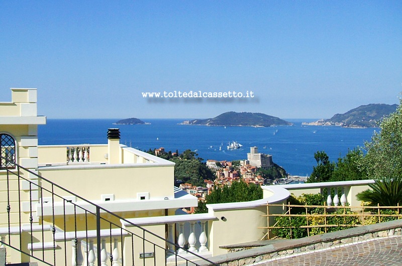 GOLFO DELLA SPEZIA - La goletta Palinuro, a vele spiegate, transita nel tratto di mare tra Lerici e Portovenere