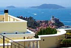 LERICI - Il castello domina l'entrata del Golfo della Spezia o "dei Poeti". Sul mare la goletta Palinuro a vele spiegate. Sullo sfondo Portovenere