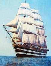 La nave scuola Amerigo Vespucci in navigazione a vele spiegate