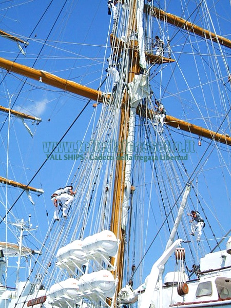 TALL SHIP - Cadetti della fregata Libertad arrampicati sulle sartie