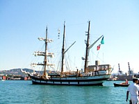 La goletta Palinuro durante le operazioni di ormeggio al Molo Italia a La Spezia