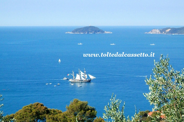 GOLFO DELLA SPEZIA - La Goletta Palinuro e l'isola del Tino