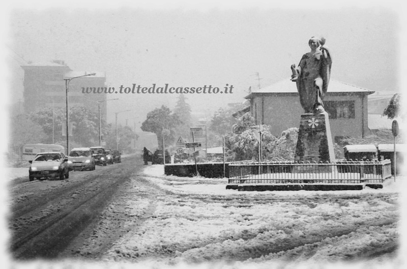ALBIANO MAGRA (frazione di Aulla) - La piazzetta del monumento ai Caduti durante una copiosa nevicata