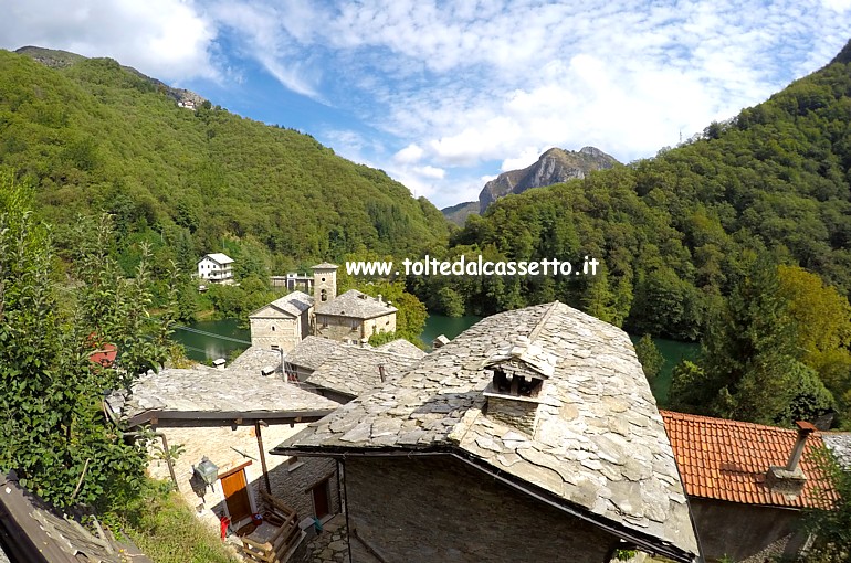 ALPI APUANE (Comune di Careggine) - L'ameno panorama dell'antico borgo di Isola Santa le cui case si affacciano sul lago artificiale omonimo