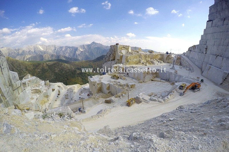 ALPI APUANE (Bacino dei Fantiscritti) - Cava sul crinale delle montagne ripresa con un obiettivo ultragrandangolare