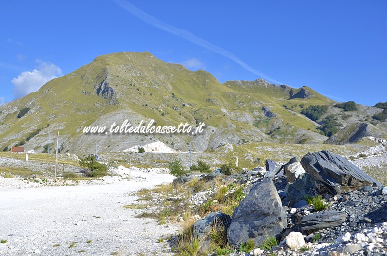 ALPI APUANE - Il Monte Sagro visto dalla strada sterrata che porta alle cave