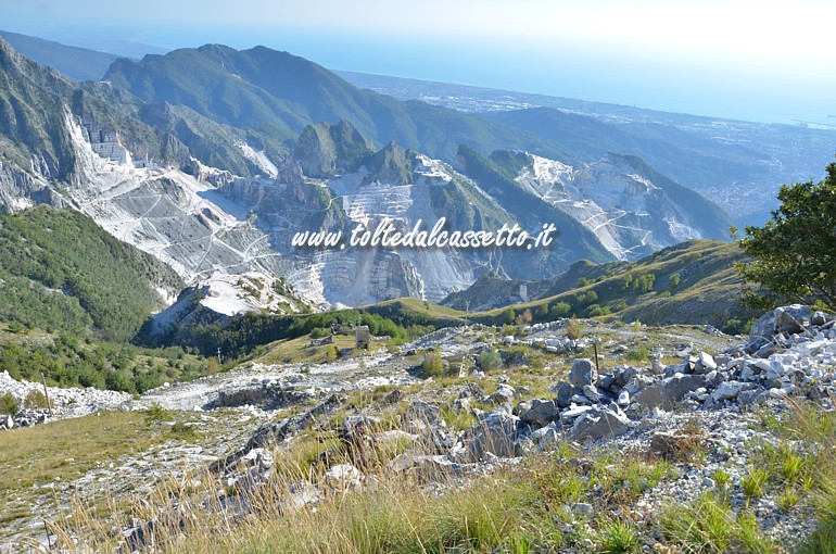 ALPI APUANE - Strapiombo a Campocecina con vista sulle cave di marmo e il litorale toscano