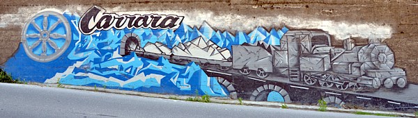 CARRARA - Lungo la strada che dal Ponte di Ferro porta a Colonnata un grande murales ricorda la Ferrovia Marmifera