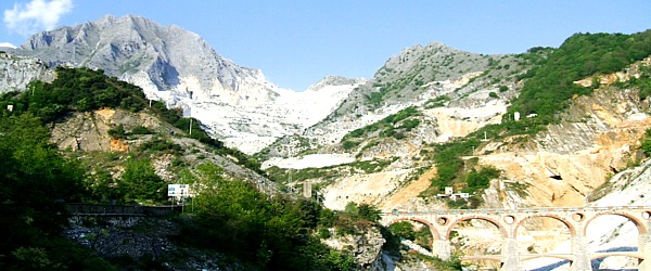 ALPI APUANE - Il canalone dei "Fantiscritti" e i Ponti di Vara , un tempo attraversati dalla Ferrovia Marmifera e oggi al servizio di veicoli gommati