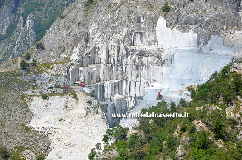 ALPI APUANE - Cava di marmo visibile dalla strada panoramica che da Massa porta al Passo del Vestito