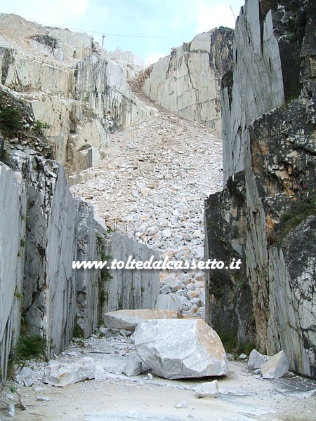 COLONNATA - Il ravaneto di una cava scende dalla montagna come un torrente