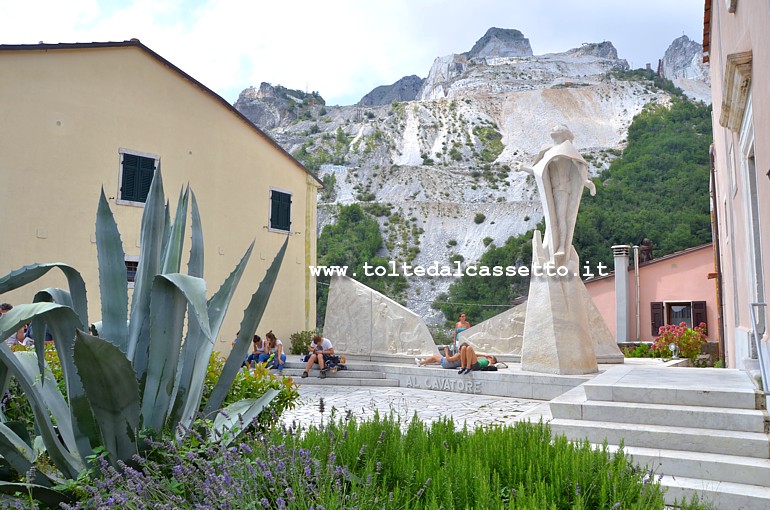 COLONNATA - Il piazzale della Chiesa di San Bartolomeo