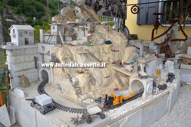 COLONNATA - Plastico in marmo che riproduce l'antico lavoro dei cavatori. Nella scenografia compare anche il tracciato della Ferrovia Marmifera