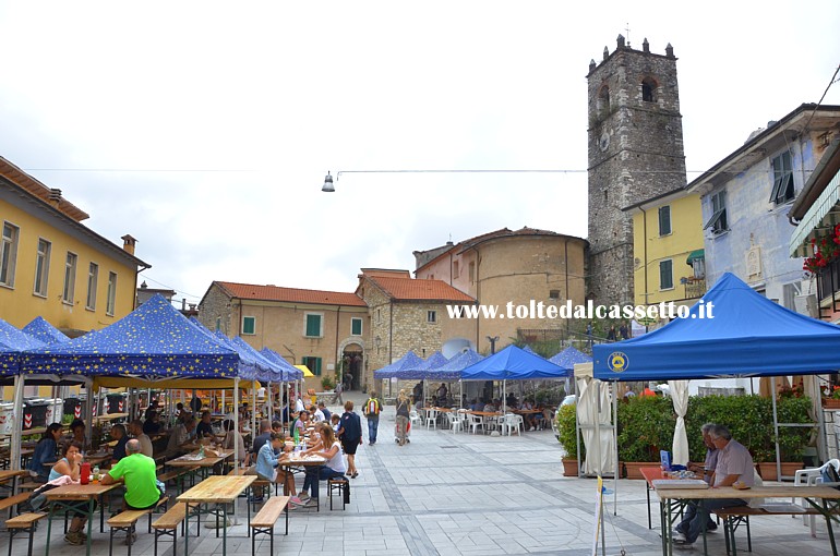 COLONNATA - Piazza Palestro con i gazebo variopinti della "Festa del Lardo"