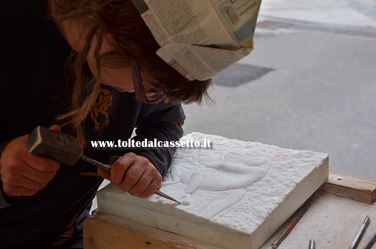 COLONNATA (Scultori al Lavoro) - Patty Foks mentre scolpisce un bassorilievo raffigurante una rana