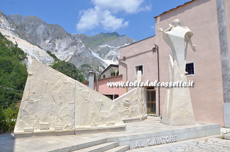 COLONNATA - Il monumento al Cavatore, scultura in marmo di Alberto Sparapani posta nel piazzale della Chiesa di San Bartolomeo