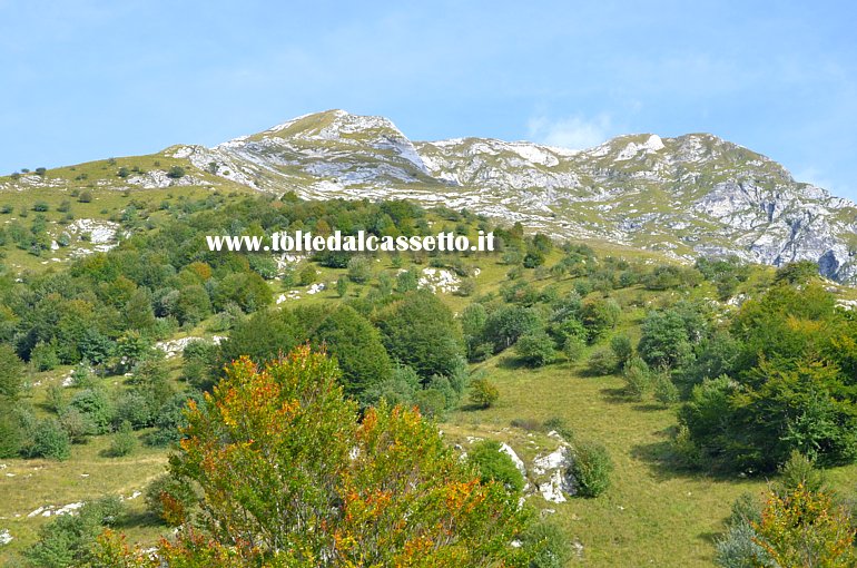 ALPI APUANE - La vetta pi alta  il Monte Pisanino con i suoi 1.946 metri slm. La sua sommit, a dire il vero,  costituita da una cresta con picchi variamente elevati