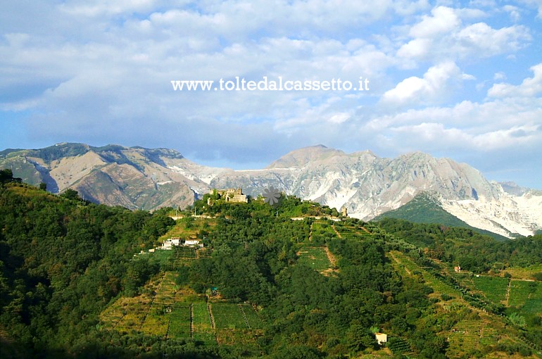 ALPI APUANE - Congiunzione ottica tra il crinale del Monte Sagro e la collina del Castello di Moneta, antica fortificazione posta a guardia del confine montuoso tra la Liguria e la citt di Carrara