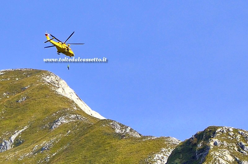ALPI APUANE (5 ottobre 2014) - Un operatore del 118 si cala col verricello dall'elicottero Pegaso 3 per recuperare un escursionista in difficolt� sul Monte Pisanino