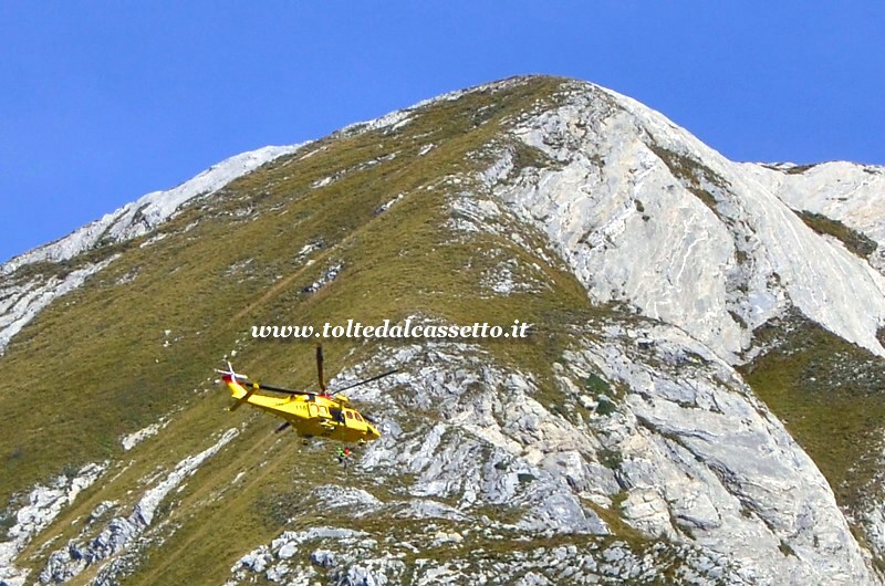 ALPI APUANE (5 ottobre 2014) - Un escursionista in difficolt� sul Monte Pisanino viene recuperato e issato a bordo dell'elicottero del 118  Pegaso 3 col verricello