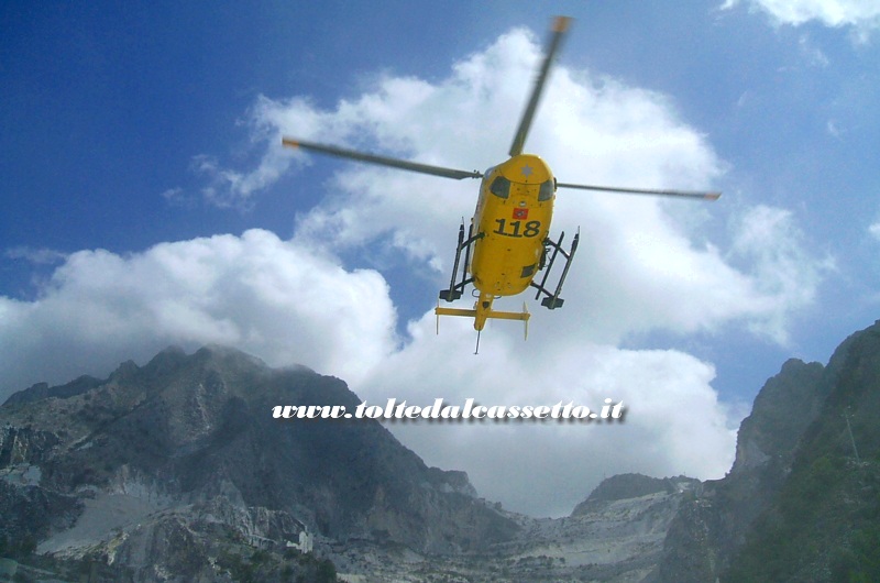 ALPI APUANE -  L'elicottero del 118 Regione Toscana Pegaso 3 mentre decolla dal bacino dei Fantiscritti per soccorrere un partecipante alla "lizzatura storica" del 7 agosto 2011 colpito da malore