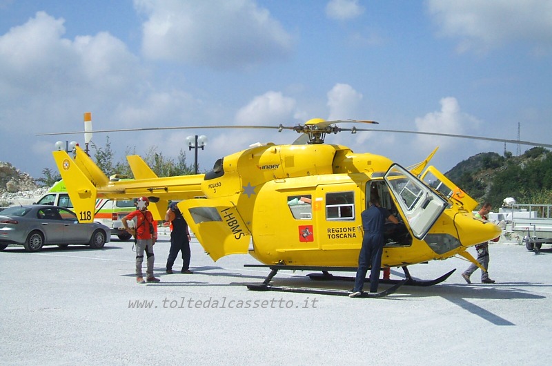 ALPI APUANE -  L'elicottero del 118 Regione Toscana Pegaso 3 atterrato sul piazzale dei Fantiscritti per un'operazione di soccorso