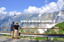 ALPI APUANE (Finestra Tettonica) - Due turisti intenti ad osservare i crinali delle montagne