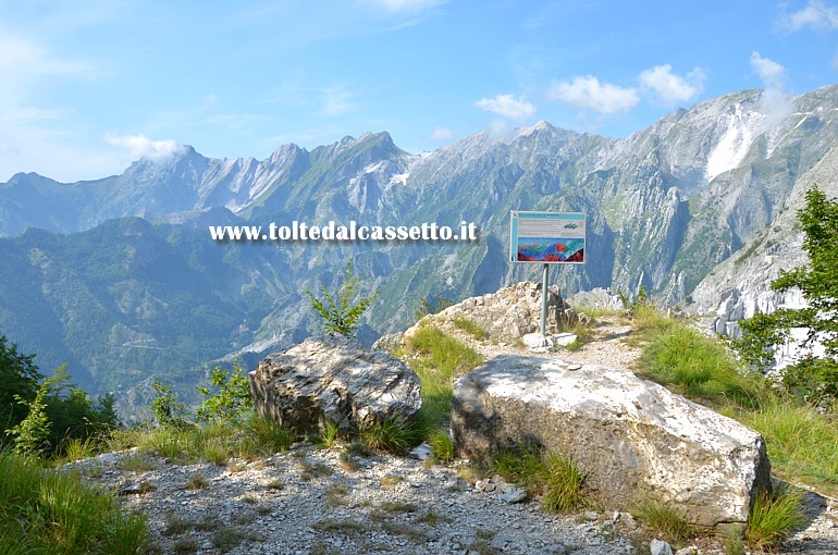 ALPI APUANE (Finestra Tettonica) - Il crinale dei monti Sagro, Grondilice, Contrario, Cavallo, Tambura, Sella e Macina visibile dalla strada panoramica che da Massa porta al Passo del Vestito