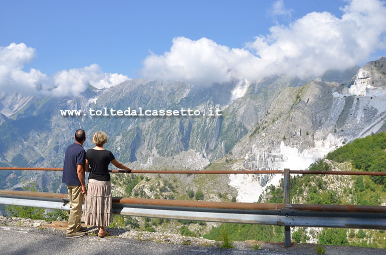 ALPI APUANE - Due turisti intenti ad osservare i crinali delle montagne dalla finestra tettonica gi descritta nel 1881 dall'ingegnere/geologo Domenico Zaccagna