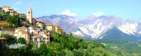 CARRARA - La frazione di Fontia e sullo sfondo le Alpi Apuane che biancheggiano per il marmo e non per la neve
