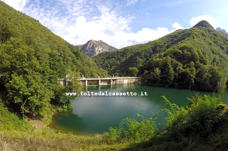 ALPI APUANE (Comune di Careggine) - Panorama del lago artificiale di Isola Santa incastonato tra le montagne