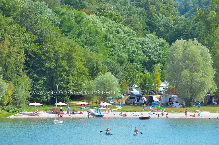 LAGO DI GRAMOLAZZO - Bagnanti sulla spiaggia artificiale di fronte al campeggio