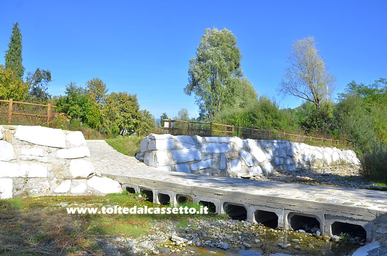 LAGO DI GRAMOLAZZO - Guado sul fiume Serchio dove transita la pista ciclo-pedonale