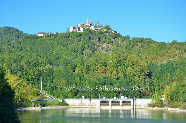 LAGO DI GRAMOLAZZO - Il borgo di Castagnola sovrasta la diga