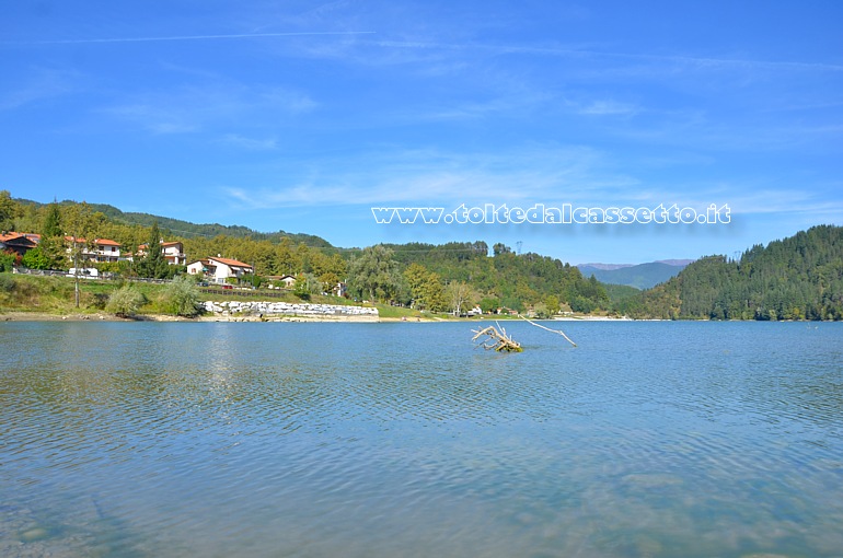 LAGO DI GRAMOLAZZO - Il lago come si vede dalla sponda a sud