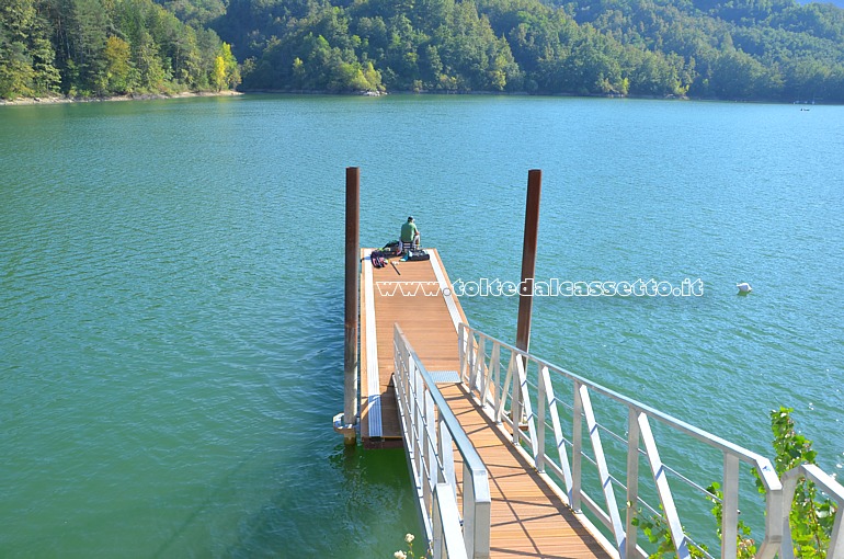 LAGO DI GRAMOLAZZO - Il pontile in metallo collegato al Belvedere