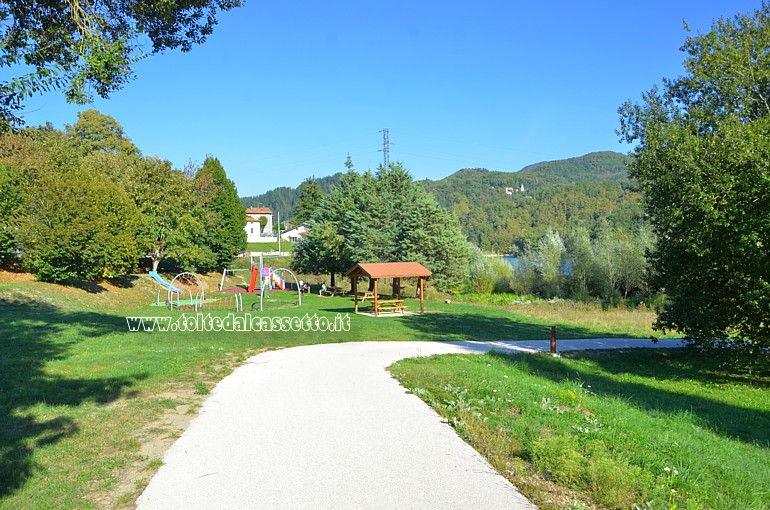 LAGO DI GRAMOLAZZO - La pista ciclo-pedonale scorre vicino ad un parco giochi