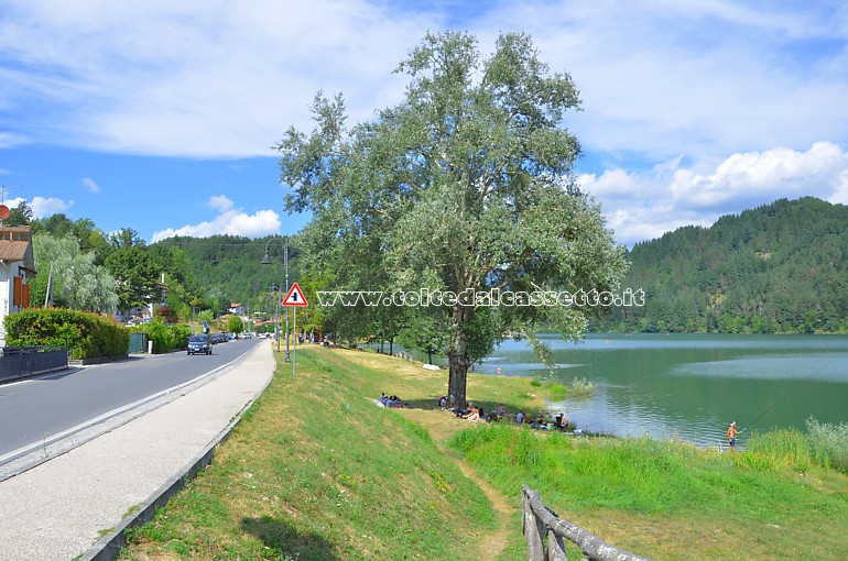 LAGO DI GRAMOLAZZO - La strada provinciale che scorre sulla sponda a nord