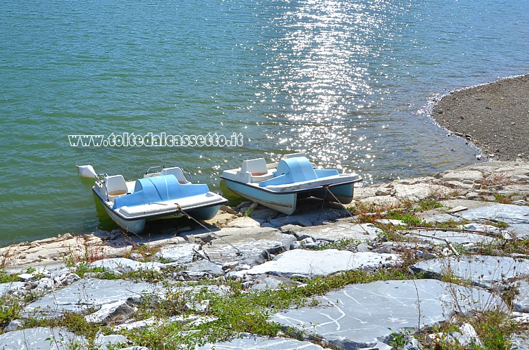 LAGO DI GRAMOLAZZO - Natanti ormeggiati sulla sogliera del Belvedere