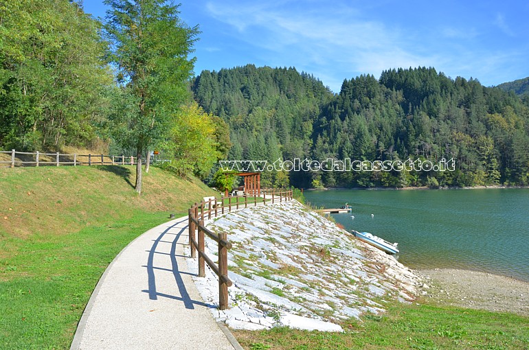 LAGO DI GRAMOLAZZO - Paesaggio con la pista ciclabile nella zona del Belvedere