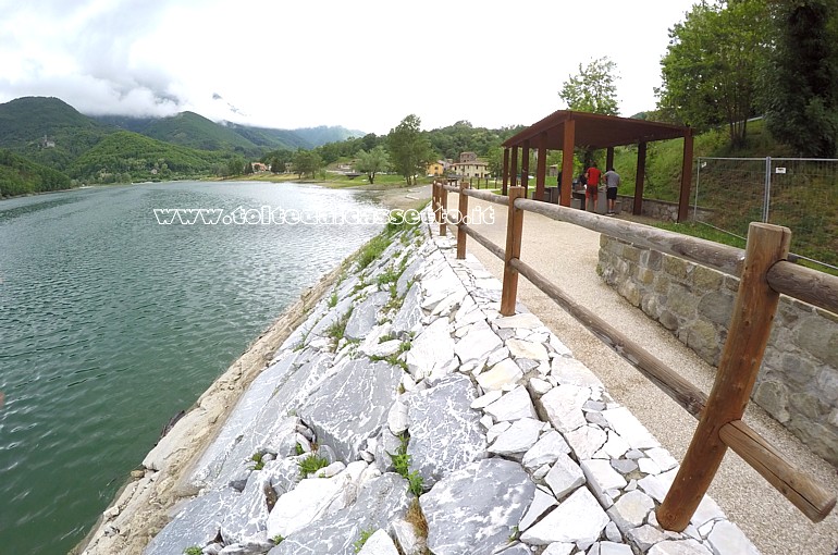 LAGO DI GRAMOLAZZO - Scogliera del Belvedere realizzata con blocchi di marmo