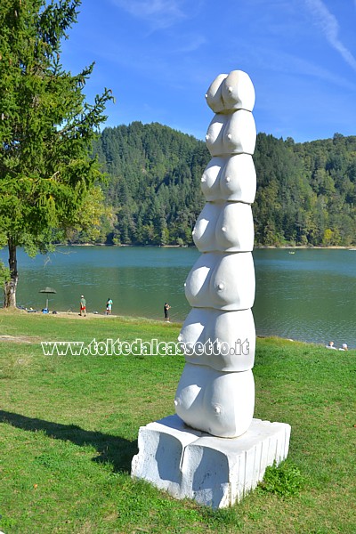 LAGO DI GRAMOLAZZO - Scultura in marmo sul prato della sponda a nord