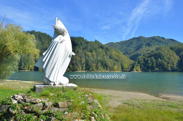 LAGO DI GRAMOLAZZO - Scultura in marmo sulla sponda a nord