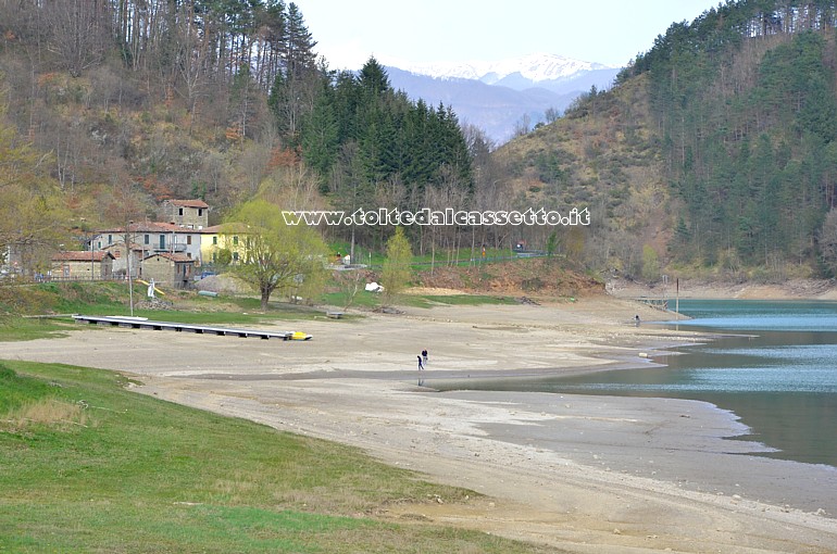 LAGO DI GRAMOLAZZO - La sponda a nord durante uno svuotamento parziale