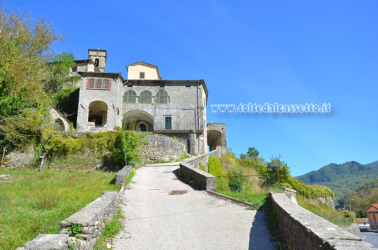 GRAMOLAZZO - Strada di accesso al colle del centro storico