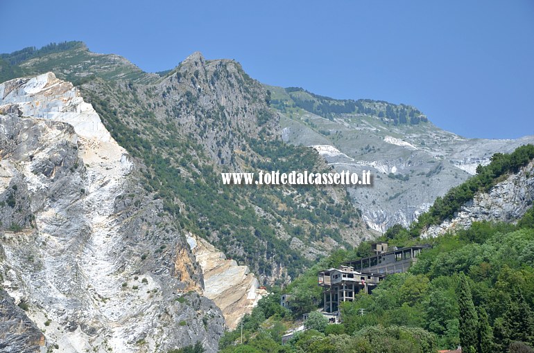 ALPI APUANE - Le montagne che sovrastano Torano. In primo piano lo "scheletrone" della ex-Tassara, stabilimento dove un tempo avveniva la lavorazione della dolomia