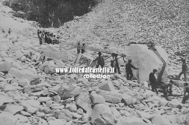 ALPI APUANE - Lizzatura di un blocco di marmo alla fine dell'Ottocento, in un ravaneto di moderata pendenza