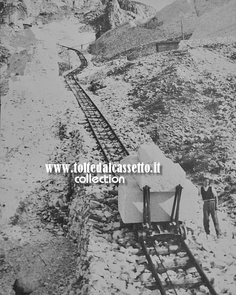 ALPI APUANE - Lizzatura meccanica su binari in una foto d'epoca