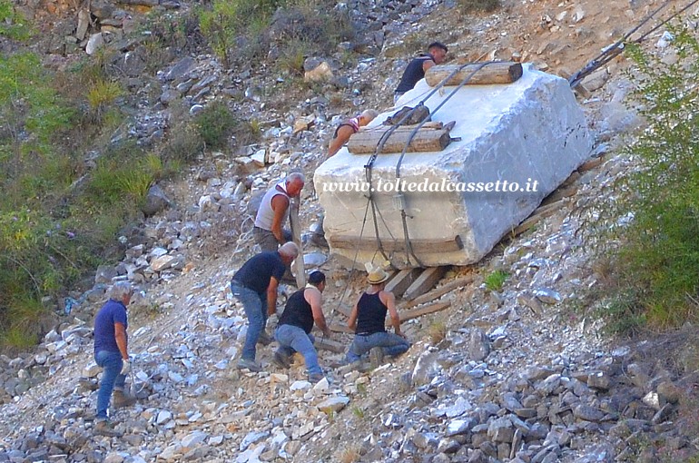 LIZZATURA STORICA 2023 (Ponti di Vara) - I lizzatori posizionano i parati sotto al blocco di marmo